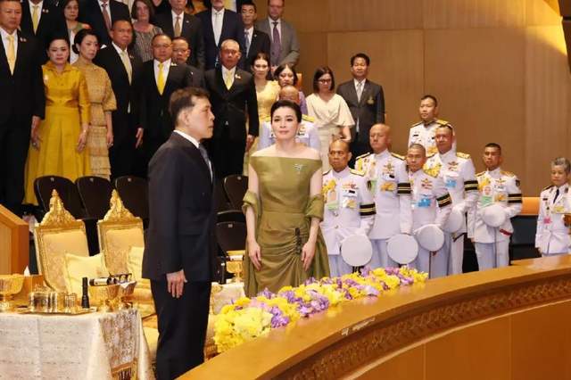 绿色拖地晚礼服绝美惹得泰王频频回头J9国际网站苏提达锋芒毕露！一袭(图1)