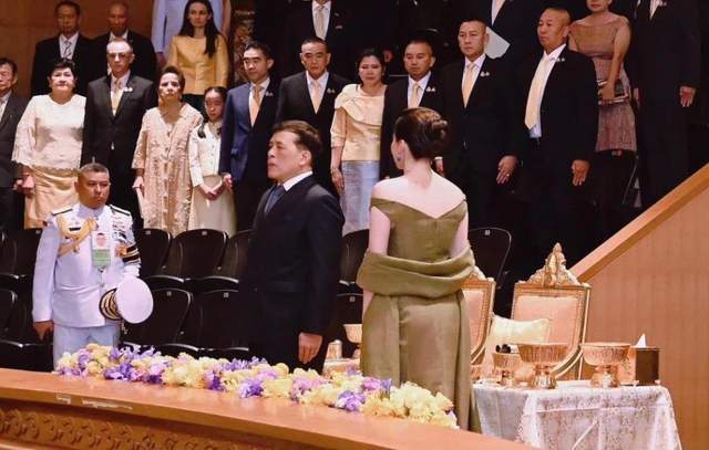 绿色拖地晚礼服绝美惹得泰王频频回头J9国际网站苏提达锋芒毕露！一袭(图3)