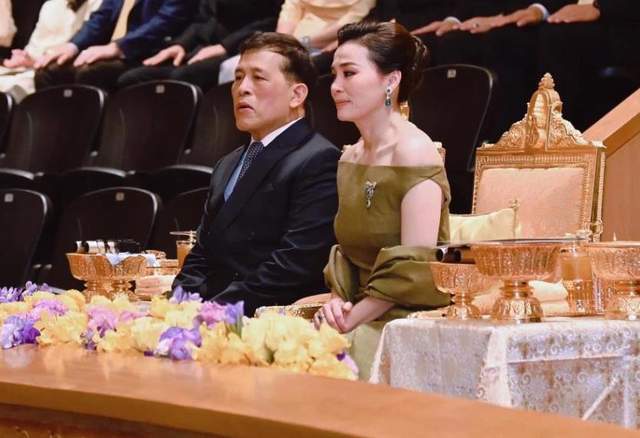 绿色拖地晚礼服绝美惹得泰王频频回头J9国际网站苏提达锋芒毕露！一袭(图2)