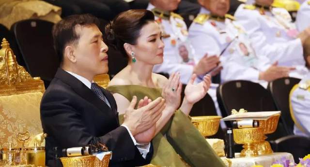 绿色拖地晚礼服绝美惹得泰王频频回头J9国际网站苏提达锋芒毕露！一袭(图6)