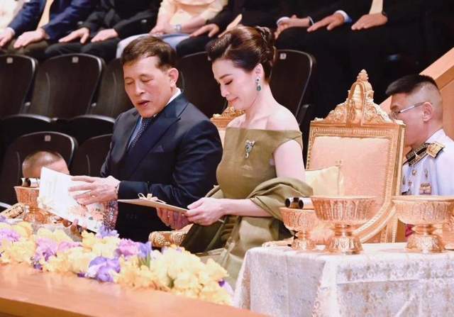 绿色拖地晚礼服绝美惹得泰王频频回头J9国际网站苏提达锋芒毕露！一袭(图4)