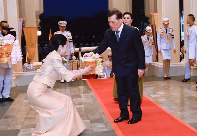 绿色拖地晚礼服绝美惹得泰王频频回头J9国际网站苏提达锋芒毕露！一袭(图5)