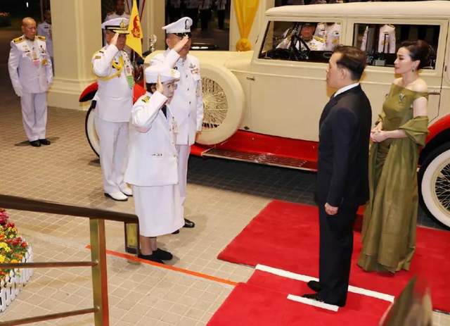 绿色拖地晚礼服绝美惹得泰王频频回头J9国际网站苏提达锋芒毕露！一袭(图8)