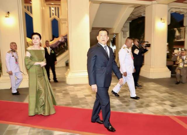 绿色拖地晚礼服绝美惹得泰王频频回头J9国际网站苏提达锋芒毕露！一袭(图9)