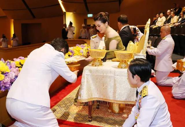 绿色拖地晚礼服绝美惹得泰王频频回头J9国际网站苏提达锋芒毕露！一袭(图7)