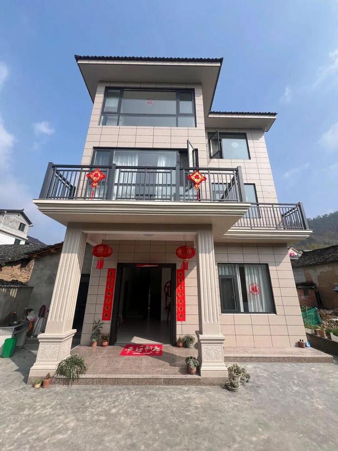 自建房子。虽然平平无奇住着却超温馨！j9九游会登录浙江姑娘花50万回农村