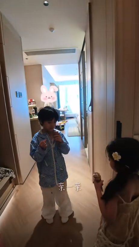 麦迪娜穿泳装美呆了4岁女儿颜值真的高j9国际站登录姜潮一家人在云南旅游！(图4)
