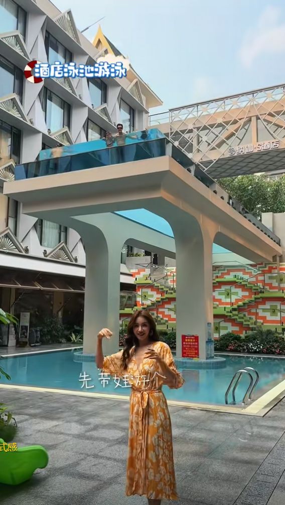 麦迪娜穿泳装美呆了4岁女儿颜值真的高j9国际站登录姜潮一家人在云南旅游！(图5)